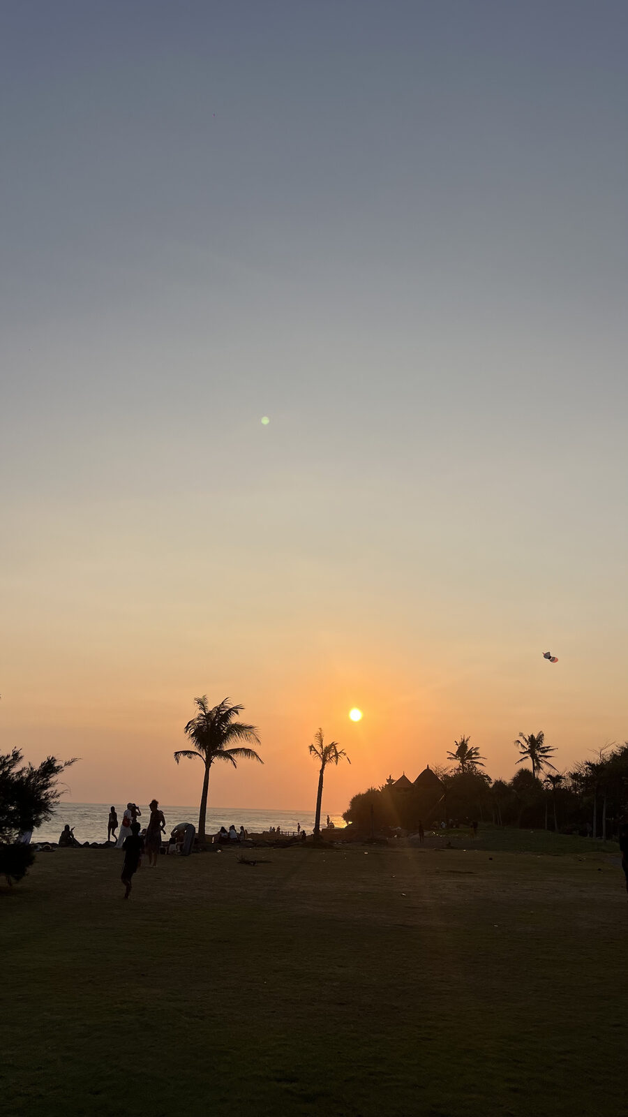 Atardecer sobre la playa de Seseh, a la hora del círculo