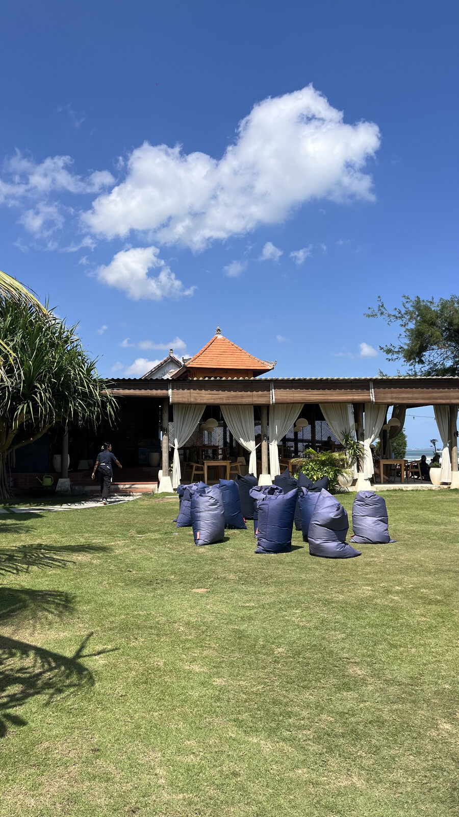 Jardín de Thalassa Seseh con la zona cubierta al fondo